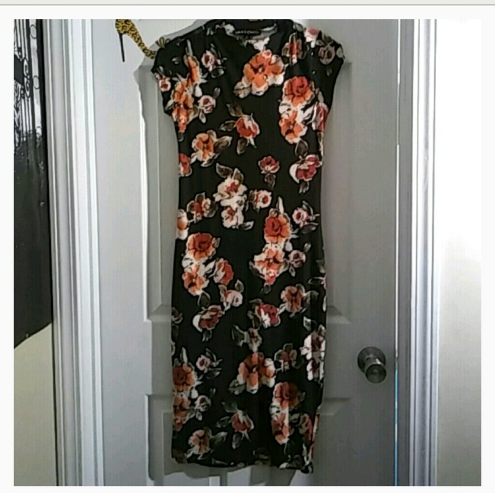 Beautiful dress - Picture 2 of 2